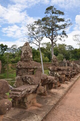 GARDES EN PIERRE SOUTENANT LE SERPENT NAGA  ENTRÉ DU SITE D'ANGKOR THOM