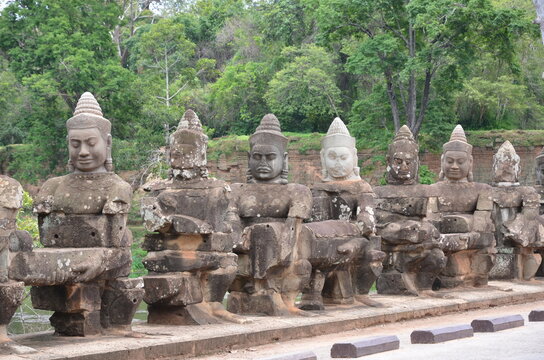 GARDES EN PIERRE SOUTENANT LE SERPENT NAGA ENTR&Eacute; DU SITE D'ANGKOR THOM