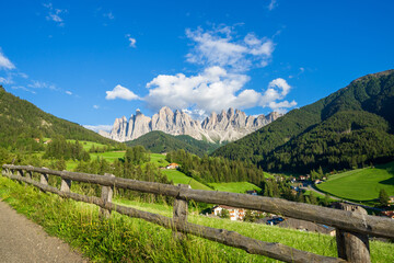 Fototapeta na wymiar Barrières en bois, Val Di Funes depuis Santa Maddalena et vue sur les Dolomites (Odle Geisler), Tyrol, Alpes, Italie