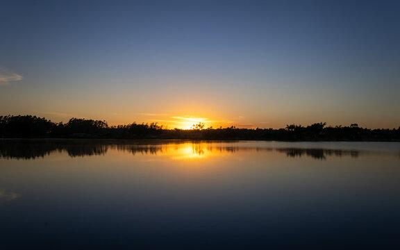 Nascer do sol na lagoa de fora na cidade de Balneário Gaivota em Santa Catarina, Brasil. © studioneeby
