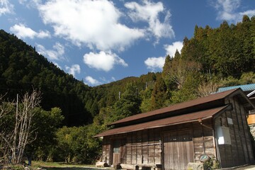 Fototapeta na wymiar wooden house in mountains