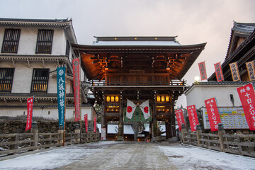 雪の小倉　八坂神社東楼門