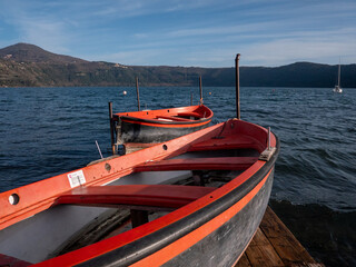 Obraz premium barche sul lago di Castel Gandolfo.