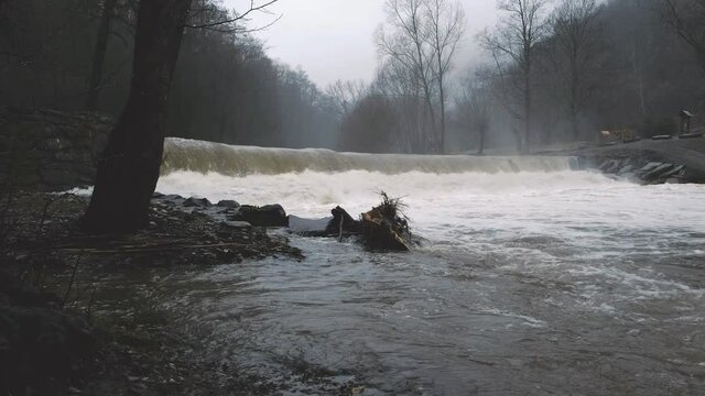 Chrysopras Wehr in Schwarza bei Hochwasser und leichtem Schneefall