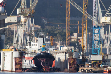 Nave da carico attraccato al porto