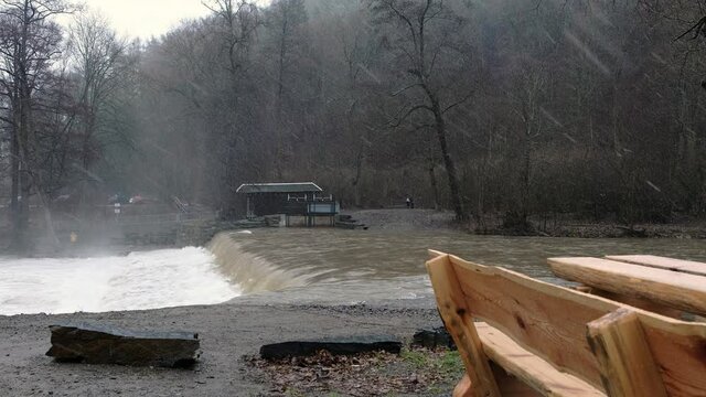 Chrysopras Wehr Bad Blankenburg bei Hochwasser und leichtem Schneefall