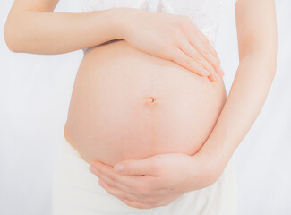 Fototapeta na wymiar 妊娠中の女性　白背景