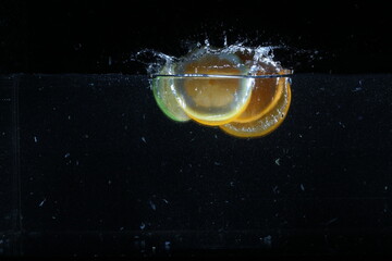 fruchtiges obst das ins wasser fällt 