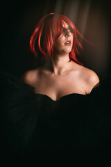 Mujer modelo pelirroja pelo movimiento, fotografía sobre fondo negro
