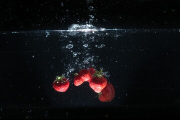 buntes obst fällt ins wasser fruchtig frischer platsch