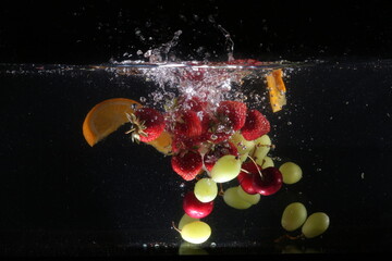 buntes obst fällt ins wasser fruchtig frischer platsch