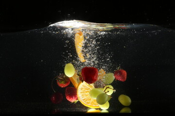 buntes obst fällt ins wasser fruchtig frischer platsch