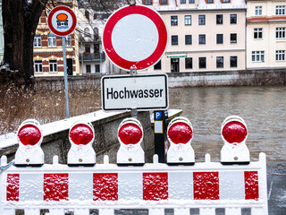 Achtung Hochwasser Warnschild durch Schneeschmelze