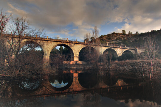 Puente reflejado en el agua. Embalse de Camarillas, Hell&iacute;n (Albacete-Espa&ntilde;a). L&iacute;nea f&eacute;rrea Chinchilla-Cartagena.