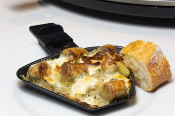 gemisches raclette pfännchen essen an silvester in der küche
