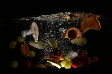 obst das ins wasser fällt platsch fruchtig