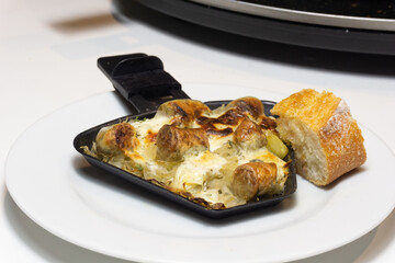 gemisches raclette pfännchen essen an silvester in der küche