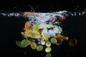 obst das ins wasser fällt platsch fruchtig