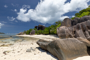 Strand Anse Source D& 39 argent op het eiland La Digue op de Seychellen, wit zand en granietrotsen
