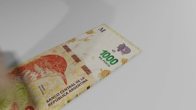 contando billetes argentinos de 1000 pesos