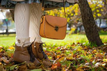 Boots and a bag as accessories for an autumn look.