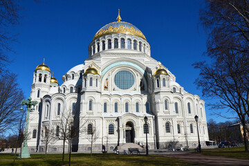 Fototapeta na wymiar Orthodox cathedral against a bright blue sky