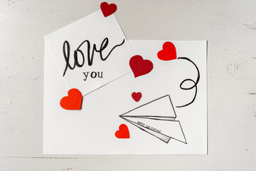 Liebesbrief mit roten Papierherzen