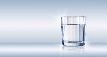  ein Glas gefüllt mit Wasser 