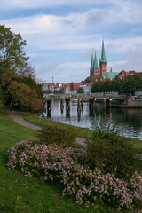 Blick über die Obertrave in der Hansestadt Lübeck, Hochformat