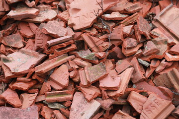 Tas de tuiles en briques cassées