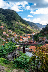 Fototapeta na wymiar Berge zwischen Machico und Santo António da Serra, Hafen, Madeira, Portugal,