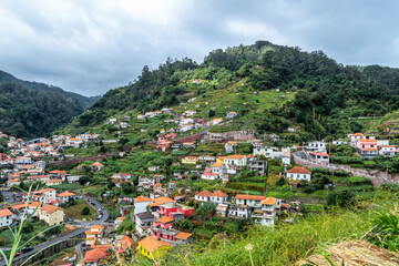 Fototapeta premium Berge zwischen Machico und Santo António da Serra, Hafen, Madeira, Portugal,