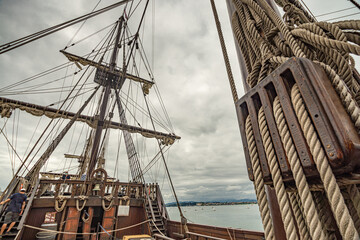 barco velero donde se ven los mástiles y las cuerdas y cabos de cubierta . O barco antiguo de...