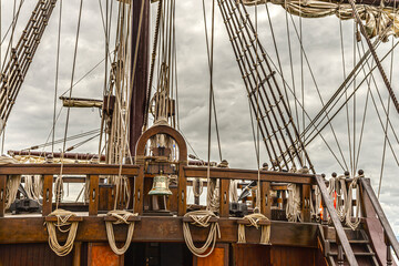barco velero donde se ven los mástiles y las cuerdas y cabos de cubierta . O barco antiguo de madera o viajando en barco de vela © marcantabrico