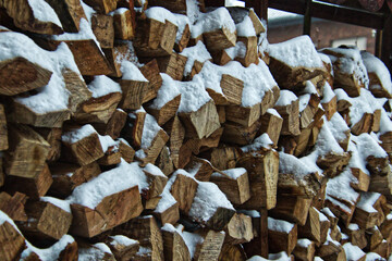 Holz und Schnee