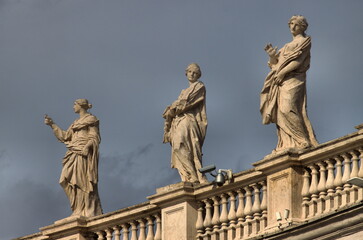 Obraz premium Statues on top of Saint Peter Basilica. Rome, Italy