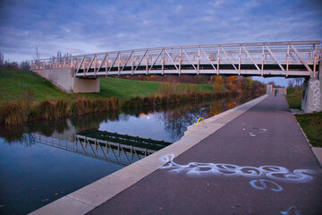 Brücke über den Karl Heine Kanal, Ufer, Wohnen am Lindenauer Hafen in Leipzig, Sachsen,...