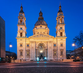 Fototapeta na wymiar Famous Saint Stephen Cathedral at night in Budapest, Hungary
