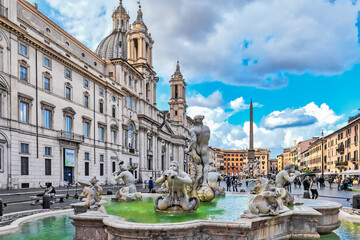 Piazza Navona mit dem Mohrenbrunnen mit Delfinskulptur und Tritonenfiguren und der Kirche Sant'Agnese in Agone in Rom