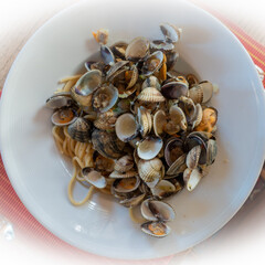 Cucina italiana . Spaghetti vongole