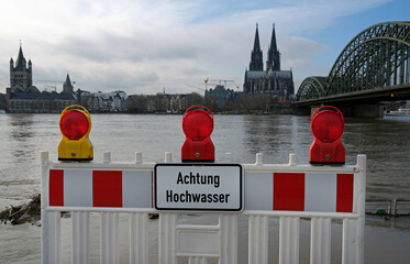 Extreme weather: Warning sign in German at the entrance to a flooded pedestrian zone in Cologne,...