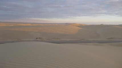 Vue sur le désert avec ciel nuageux