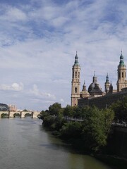 Fototapeta na wymiar Panorámica de la basílica del Pilar y el Rio Ebro en Zaragoza España.
