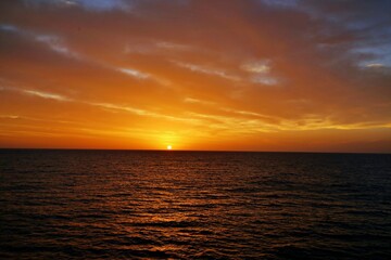 Weiter Horizont bei Sonnenaufgang