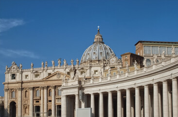 Obraz premium Famous St. Peters square or Piazza San Pietro in Rome with Saint Peter basilica