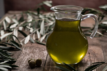 Olivenöl mit olivenkanne 