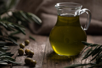 Olivenöl mit olivenkanne 