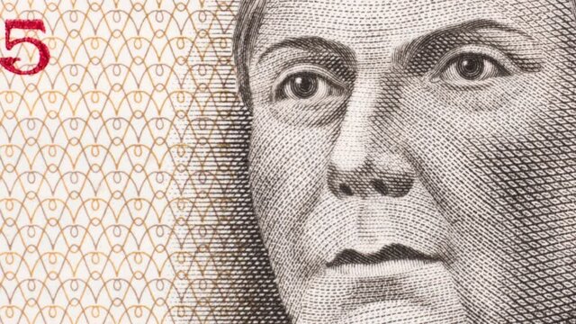 Josefa Ortiz de Dominguez portrait on on Mexico 5 pesos (1971) banknote tracking. Slider shot