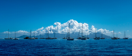 Eine ganze Reihe von Segelbooten nahe dem Hafen von Tahiti. Im Hintergrund die kleinere...