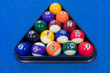 Bolas de billar en mesa